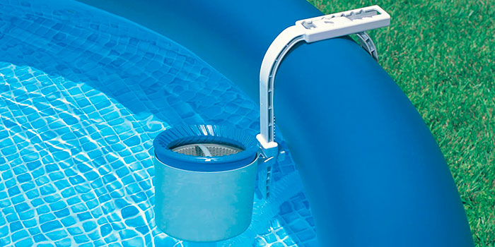 Любой навесной скиммер оборудован креплениями двух типов — для каркасного и надувного бассейна Любой навесной скиммер оборудован креплениями двух типов — для каркасного и надувного бассейна