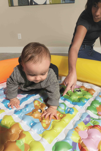 Надувной игровой коврик 132х132х23 см, от 4 месяцев (Bestway 52240) 